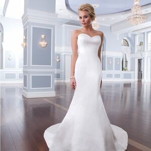Elegant Timeless Strapless White Gown Size 2/4